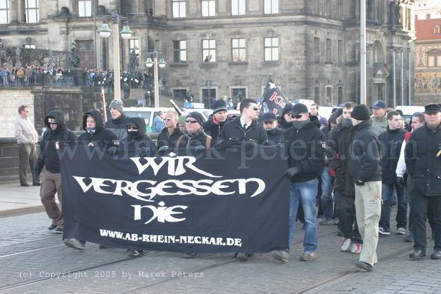 Neonazis des Aktionsbüro Rhein-Neckar mit Transparent "Wir vergessen Nie"