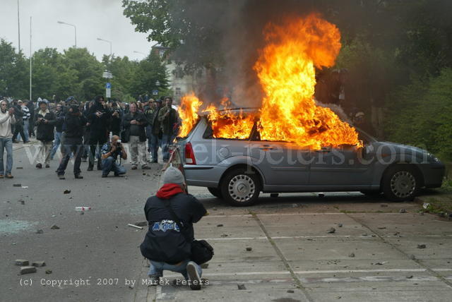 Fotograf vor brennendem Fahrzeug