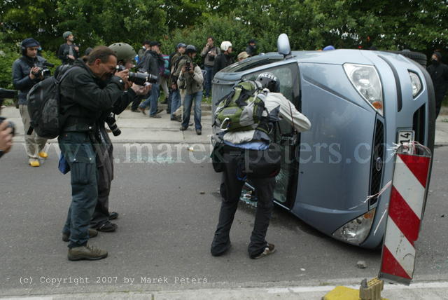 Fotografen vor umgeworfenem Fahrzeug