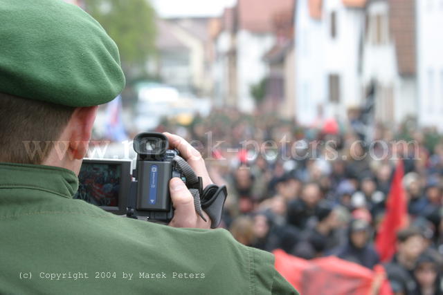 Polizist filmt antifaschistische Demonstration